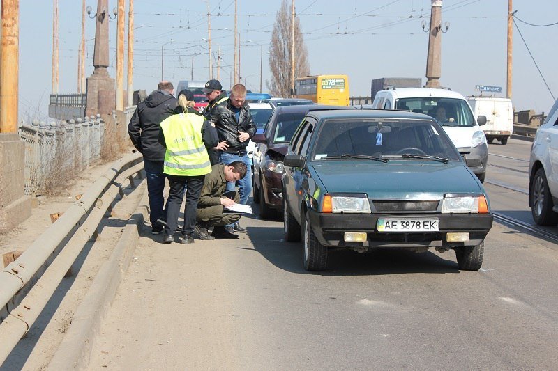 Из-за ДТП на Старом мосту образовалась пробка 2