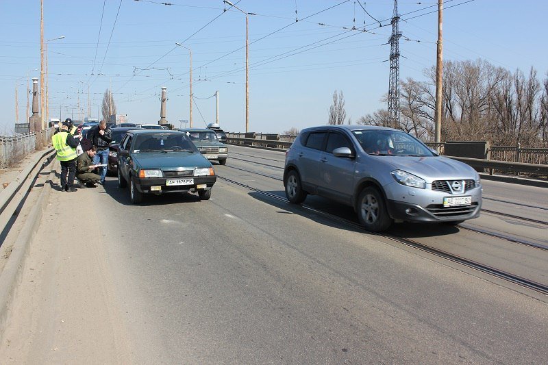 Из-за ДТП на Старом мосту образовалась пробка 3