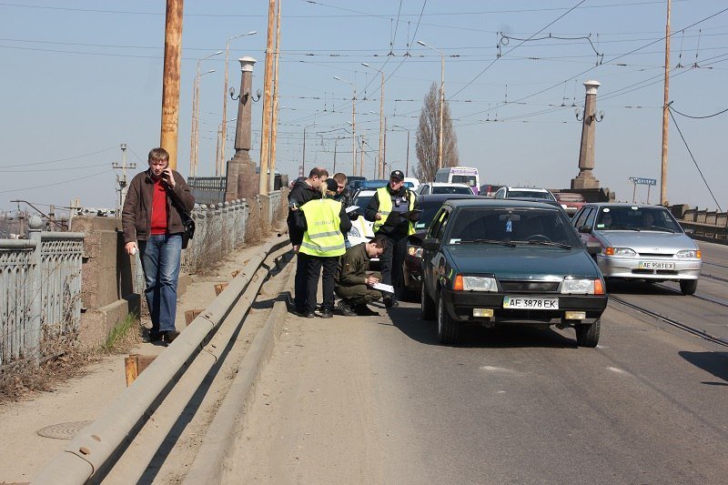 Из-за ДТП на Старом мосту образовалась пробка 4