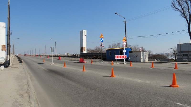 Опасность сорваться в реку: что сейчас происходит на Новом мосту 1