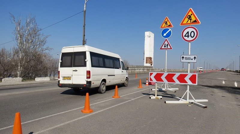 Опасность сорваться в реку: что сейчас происходит на Новом мосту 2