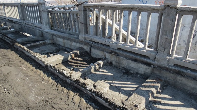 Опасность сорваться в реку: что сейчас происходит на Новом мосту 6