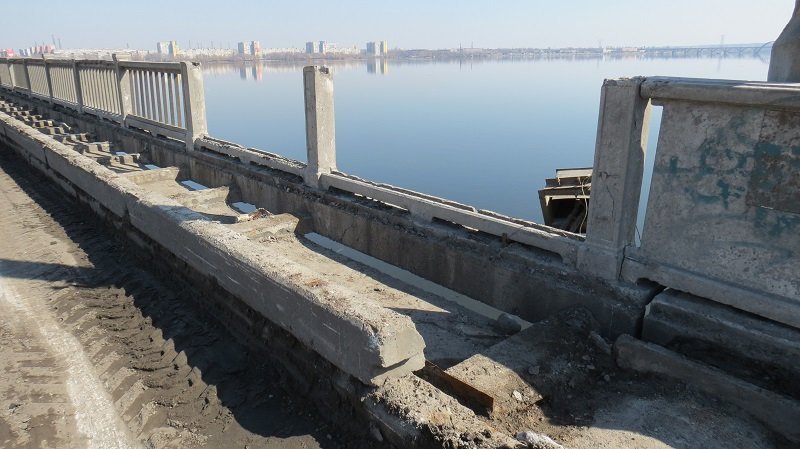 Опасность сорваться в реку: что сейчас происходит на Новом мосту 7