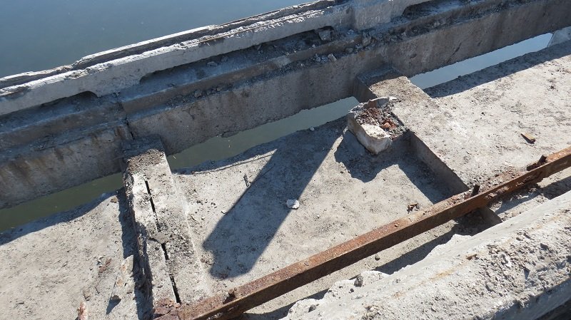 Опасность сорваться в реку: что сейчас происходит на Новом мосту 8