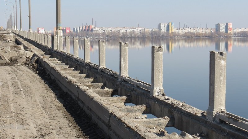 Опасность сорваться в реку: что сейчас происходит на Новом мосту 10