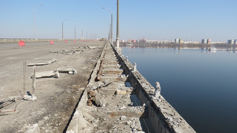 Опасность сорваться в реку: что сейчас происходит на Новом мосту 11