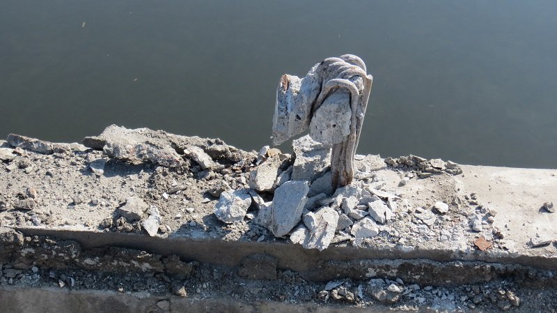 Опасность сорваться в реку: что сейчас происходит на Новом мосту 12