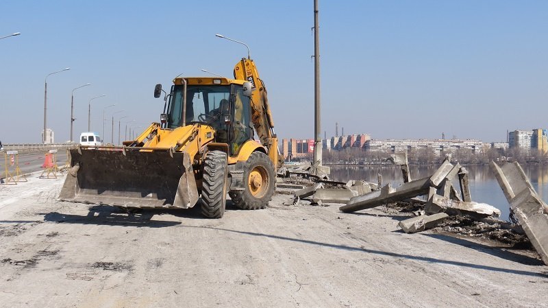 Опасность сорваться в реку: что сейчас происходит на Новом мосту 13