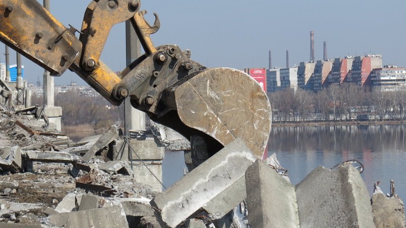 Опасность сорваться в реку: что сейчас происходит на Новом мосту 14