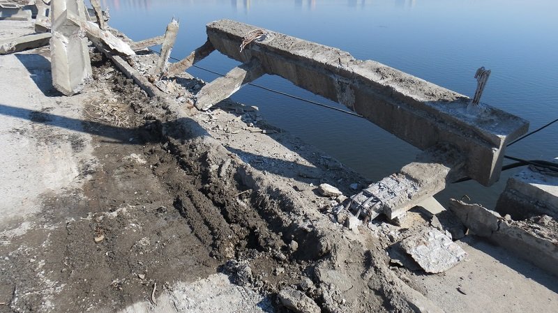 Опасность сорваться в реку: что сейчас происходит на Новом мосту 15