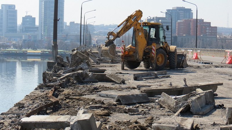 Опасность сорваться в реку: что сейчас происходит на Новом мосту 16