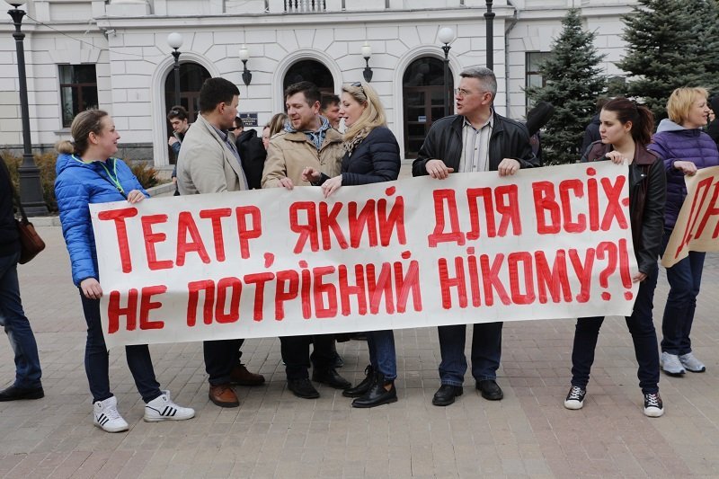 Смерть с косой, имперский марш и похоронный венок: что происходило возле облсовета 1