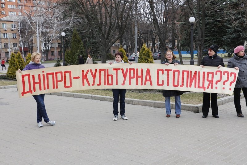 Смерть с косой, имперский марш и похоронный венок: что происходило возле облсовета 2