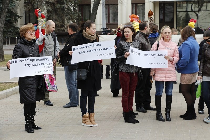 Смерть с косой, имперский марш и похоронный венок: что происходило возле облсовета 3