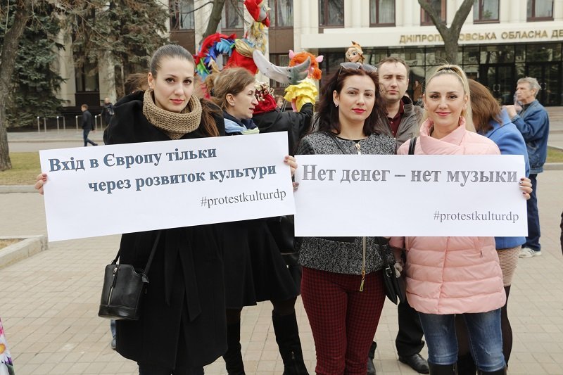 Смерть с косой, имперский марш и похоронный венок: что происходило возле облсовета 4