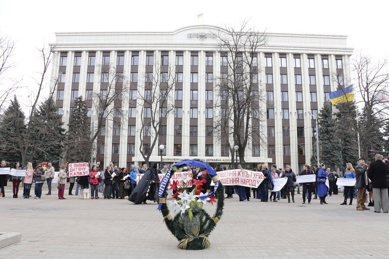 Смерть с косой, имперский марш и похоронный венок: что происходило возле облсовета 5