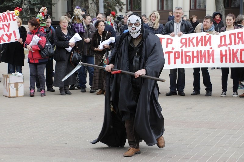 Смерть с косой, имперский марш и похоронный венок: что происходило возле облсовета 6