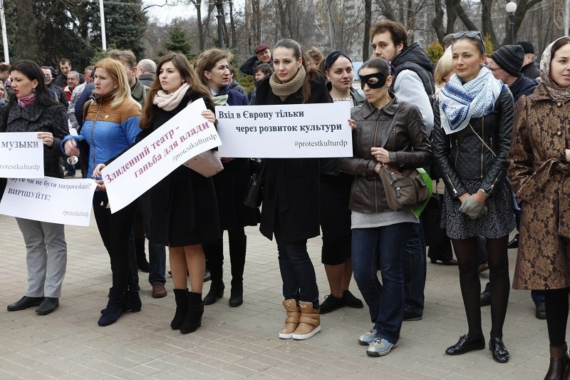 Смерть с косой, имперский марш и похоронный венок: что происходило возле облсовета 8