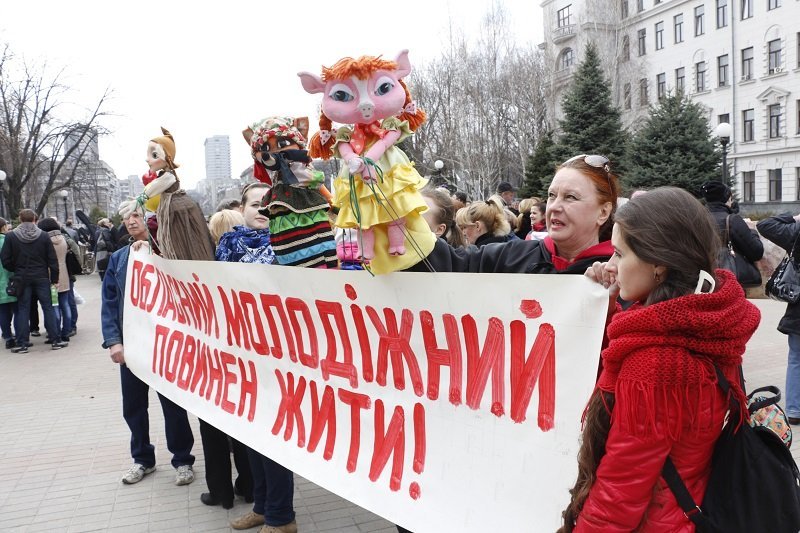 Смерть с косой, имперский марш и похоронный венок: что происходило возле облсовета 11