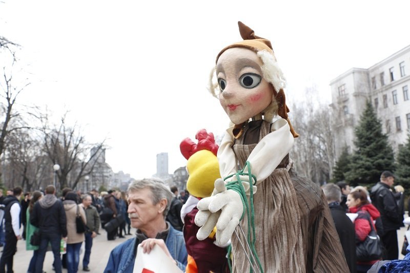 Смерть с косой, имперский марш и похоронный венок: что происходило возле облсовета 14