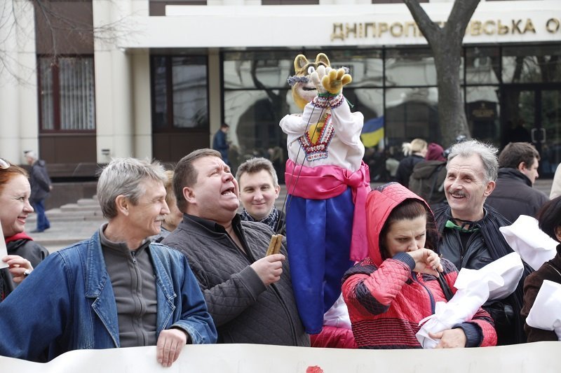 Смерть с косой, имперский марш и похоронный венок: что происходило возле облсовета 15