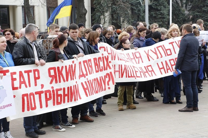 Смерть с косой, имперский марш и похоронный венок: что происходило возле облсовета 16