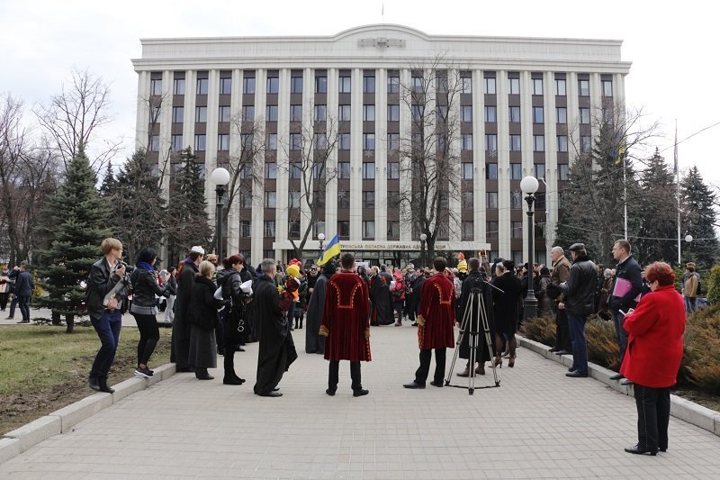 Смерть с косой, имперский марш и похоронный венок: что происходило возле облсовета 17
