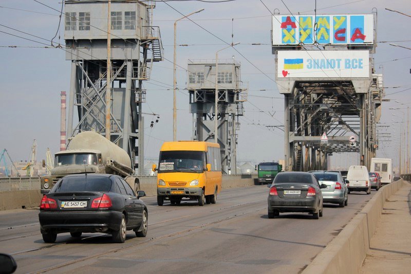 На Старом мосту появился плакат с таинственной надписью 1