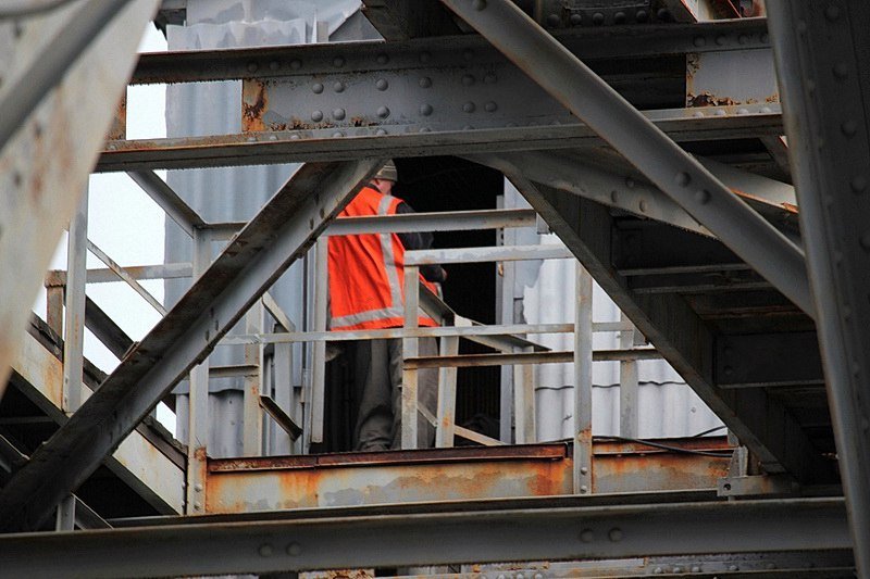 На Старом мосту убрали плакат с таинственной надписью 1