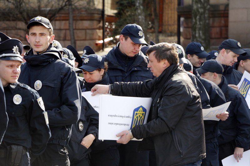 В центре Днепра полицейские и спасатели провели масштабный флешмоб: как это было 2
