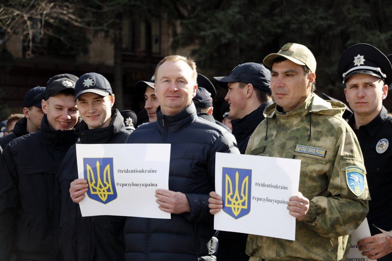 В центре Днепра полицейские и спасатели провели масштабный флешмоб: как это было 5