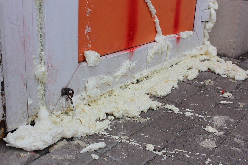 На проспекте Поля активисты исписали интернет-центр 6