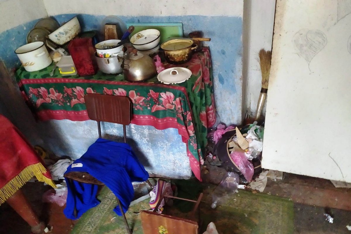 Когда пришли полицейские, бабушка и отец были пьяными Когда пришли полицейские, бабушка и отец были пьяными