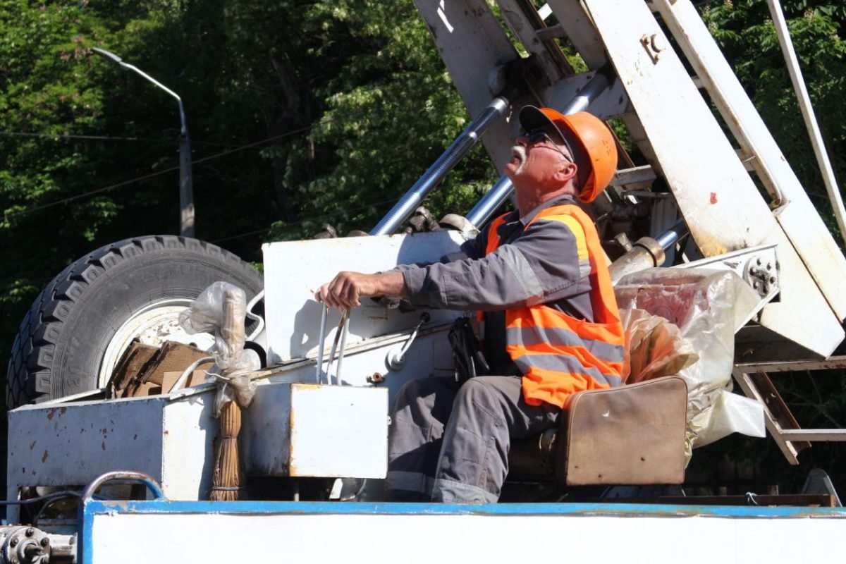 В Днепре коммунальщики заканчивают ремонт наружного освещения 1