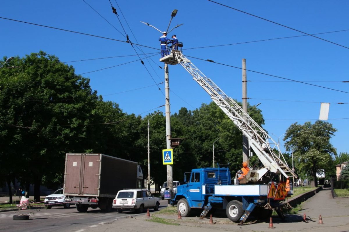 В Днепре коммунальщики заканчивают ремонт наружного освещения 2