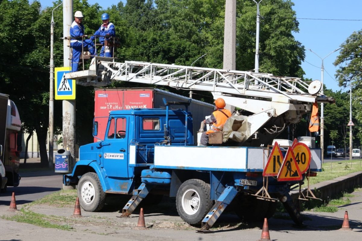 В Днепре коммунальщики заканчивают ремонт наружного освещения 3