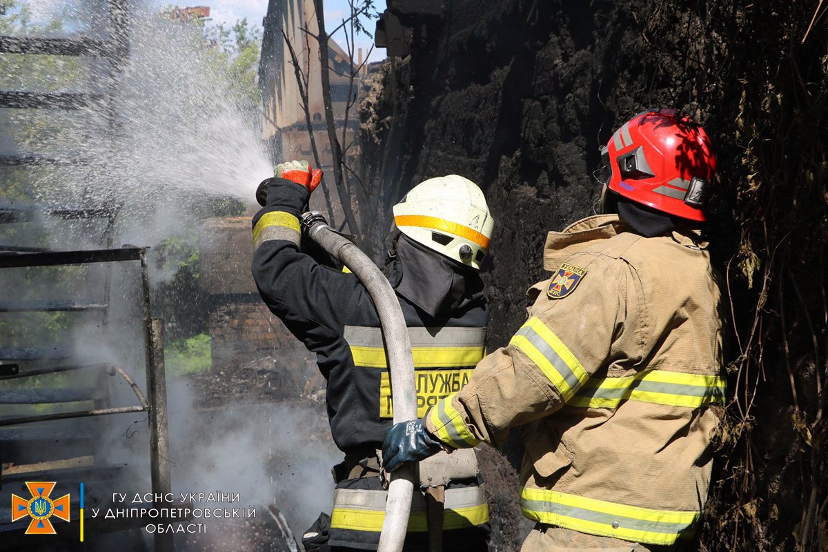 В Днепре на Маяковского горела емкость для сбора газового конденсата 5