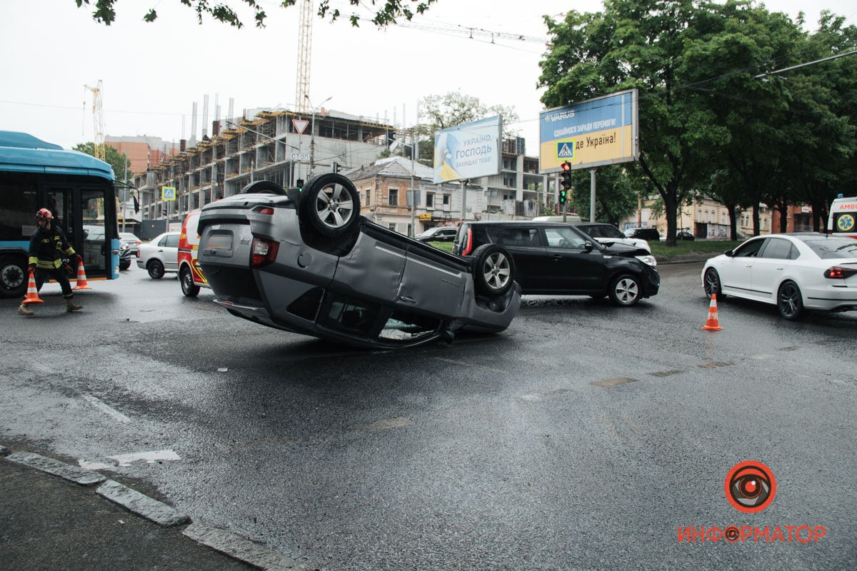 В Днепре на Поля Jeep столкнулся с Kia и перевернулся 1