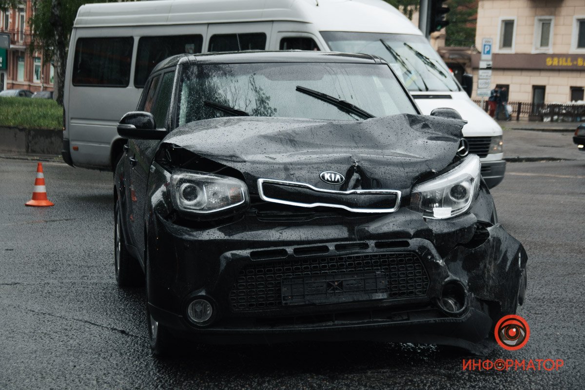 В Днепре на Поля Jeep столкнулся с Kia и перевернулся 2