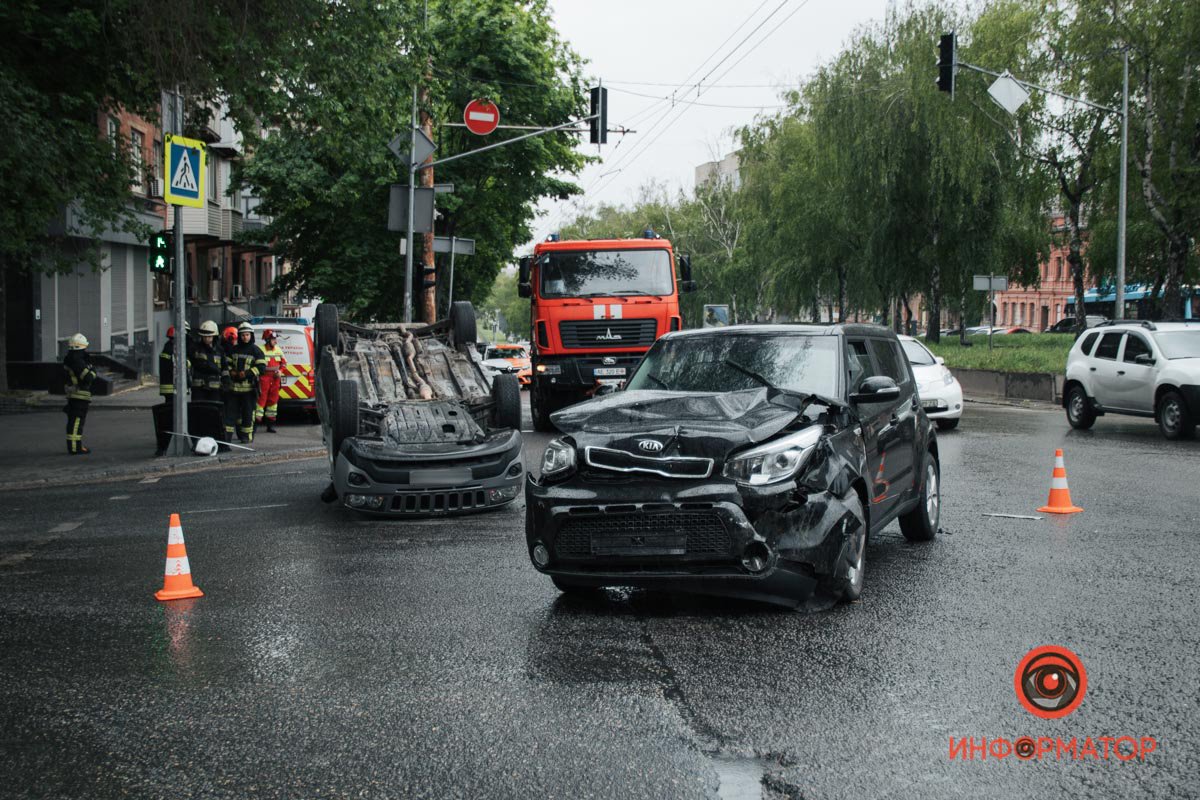 В Днепре на Поля Jeep столкнулся с Kia и перевернулся 4