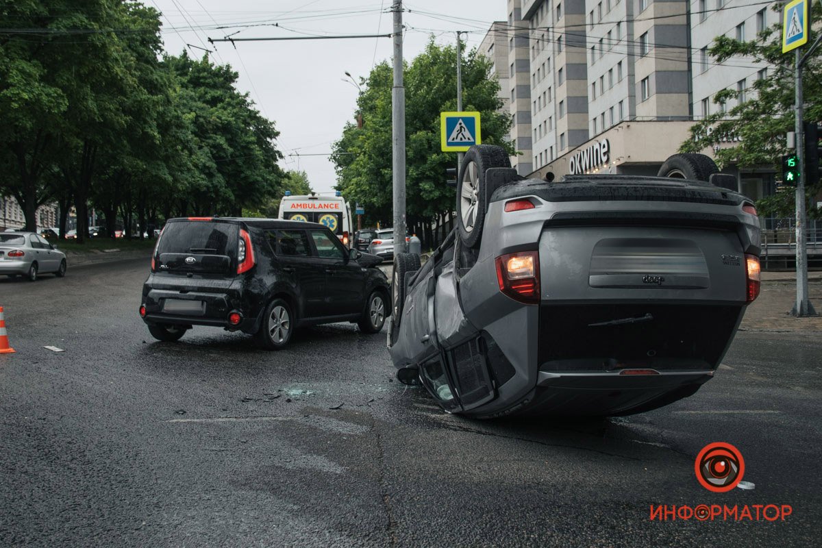 В Днепре на Поля Jeep столкнулся с Kia и перевернулся 6