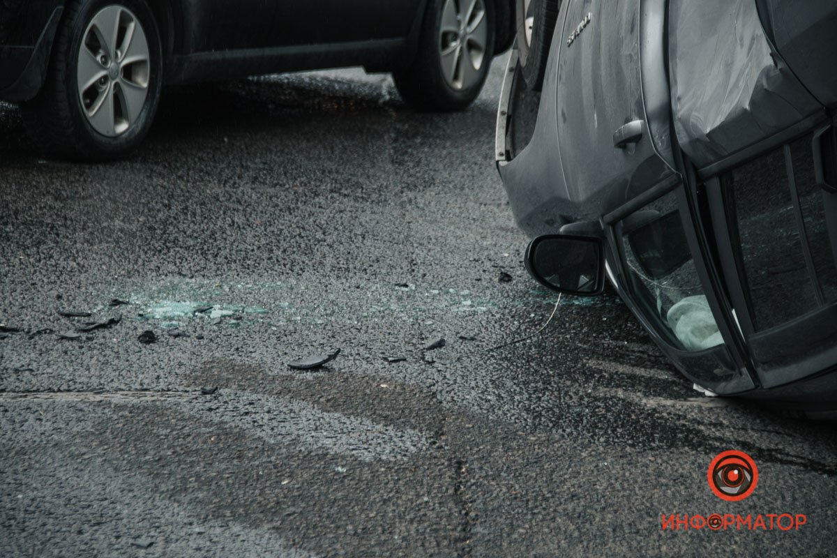 В Днепре на Поля Jeep столкнулся с Kia и перевернулся 7