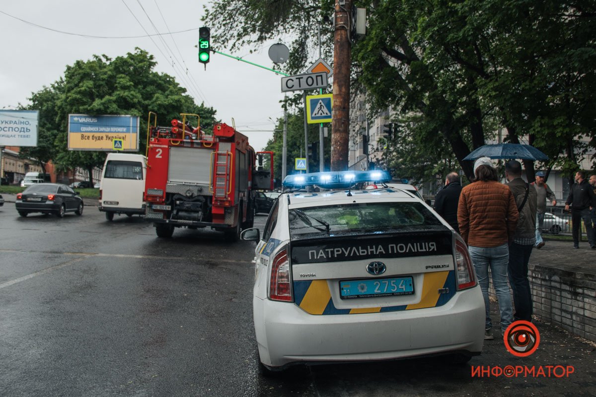 В Днепре на Поля Jeep столкнулся с Kia и перевернулся 9