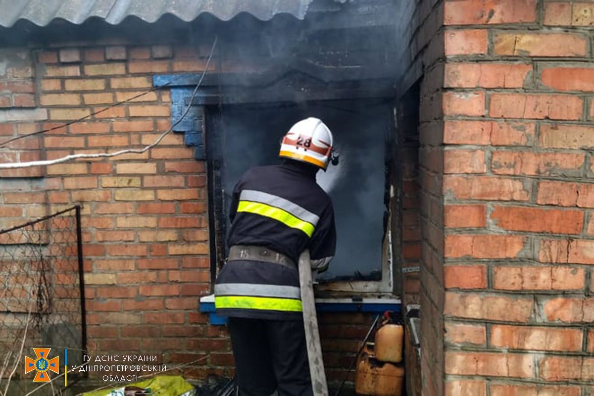 В Днепропетровской области горела летняя кухня: погибли два человека 1