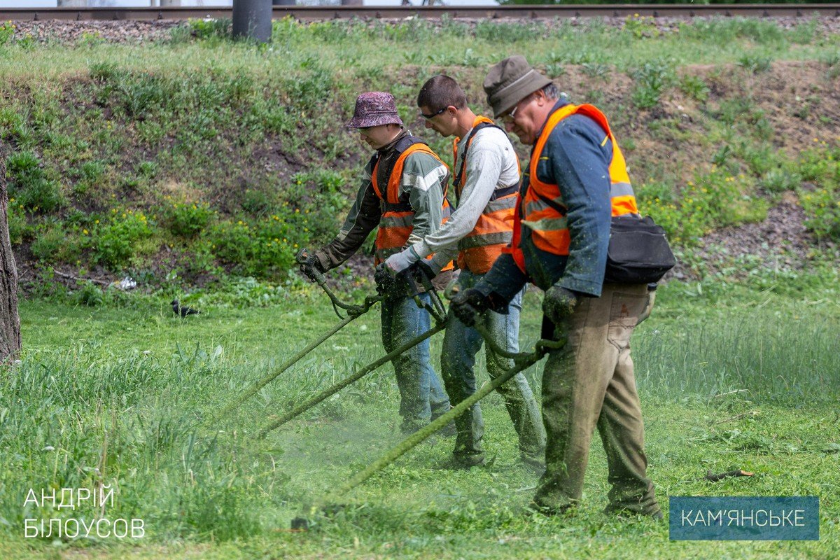 В Каменском продолжаются работы по благоустройству города 8