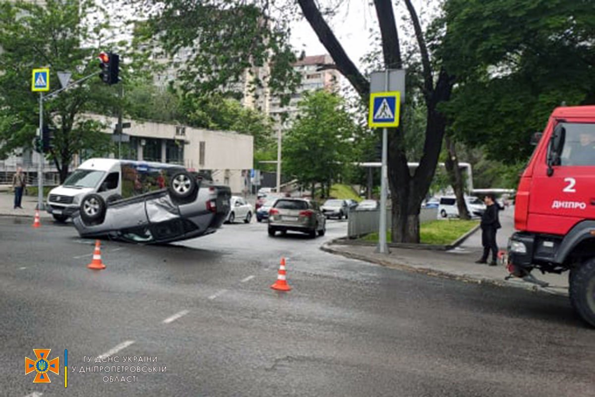 В Днепре на Поля Jeep столкнулся с Kia и перевернулся: комментарий спасателей 1