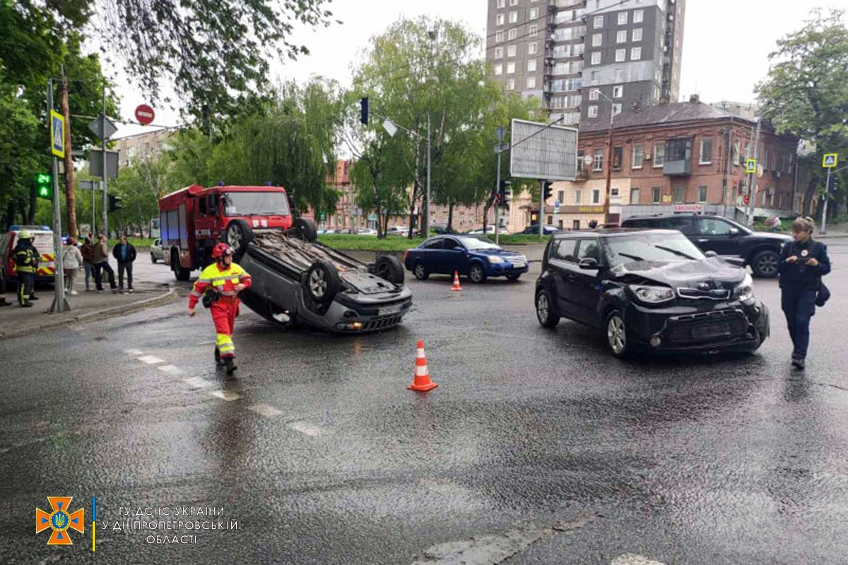 В Днепре на Поля Jeep столкнулся с Kia и перевернулся: комментарий спасателей 2