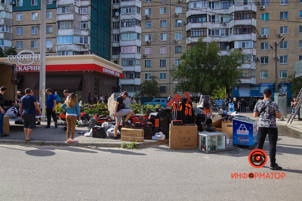 Инструменты сложили на улице Инструменты сложили на улице
