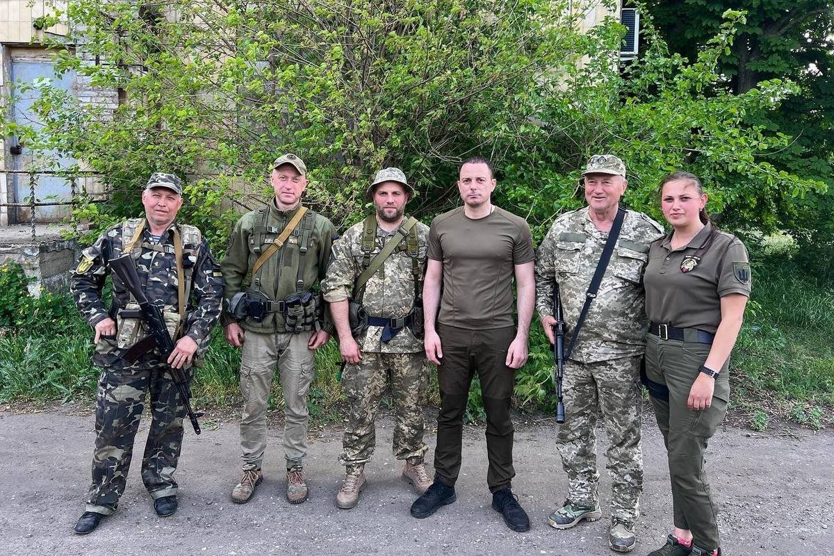 Андрей Белоусов отвез помощь бойцам ТрО на востоке Украины 3