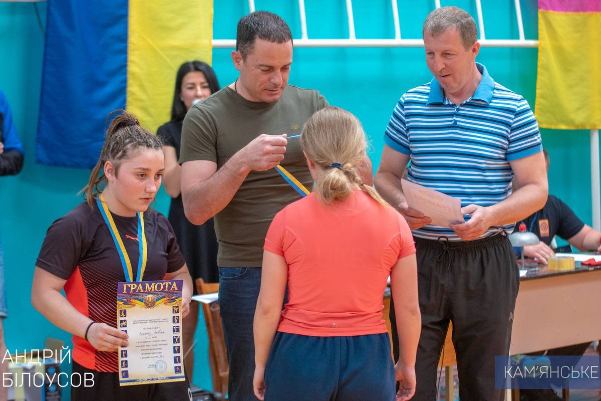 Мэр Каменского Андрей Белоусов вручил награды первым победителям Мэр Каменского Андрей Белоусов вручил награды первым победителям
